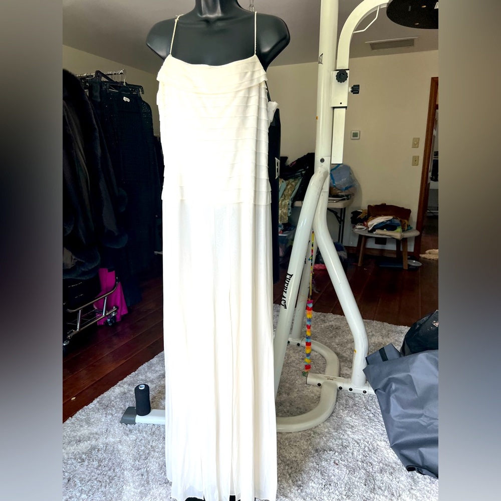 White Silk chiffon cocktail wedding dress size 12 nwt never worn